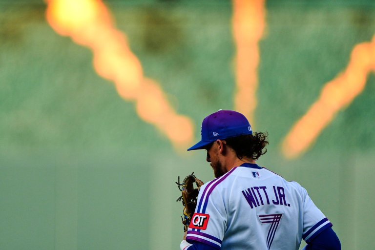 Royals All-Star shortstop Bobby Witt Jr. leaves win over Giants with back tightness | iNFOnews.ca