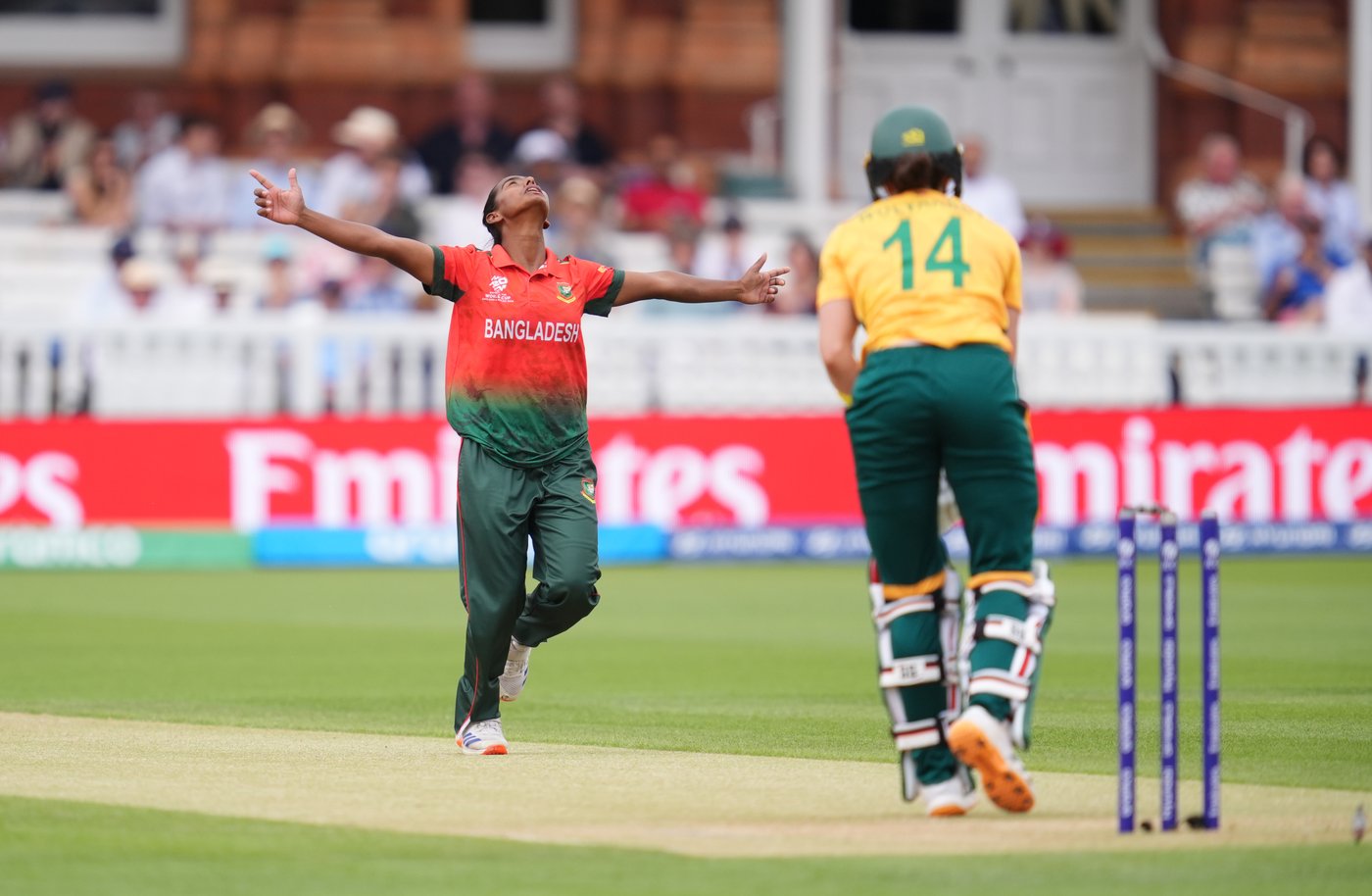 Australia easily beats India and sends South Africa into the Women's T20 semifinals | iNFOnews.ca