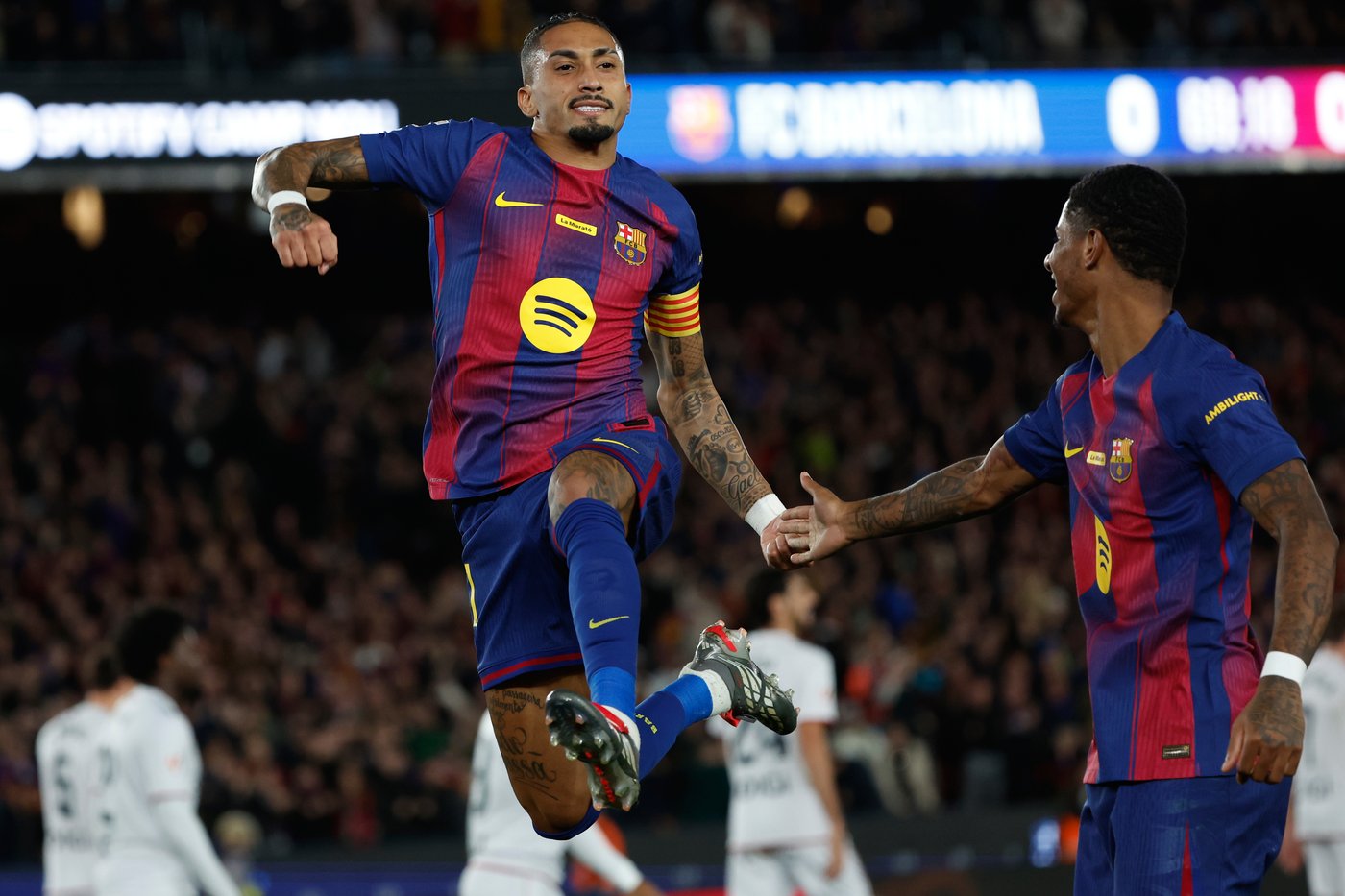 Raphinha scores 2 as Barcelona wins to add pressure on Real Madrid's Alonso before crunch game | iNFOnews.ca