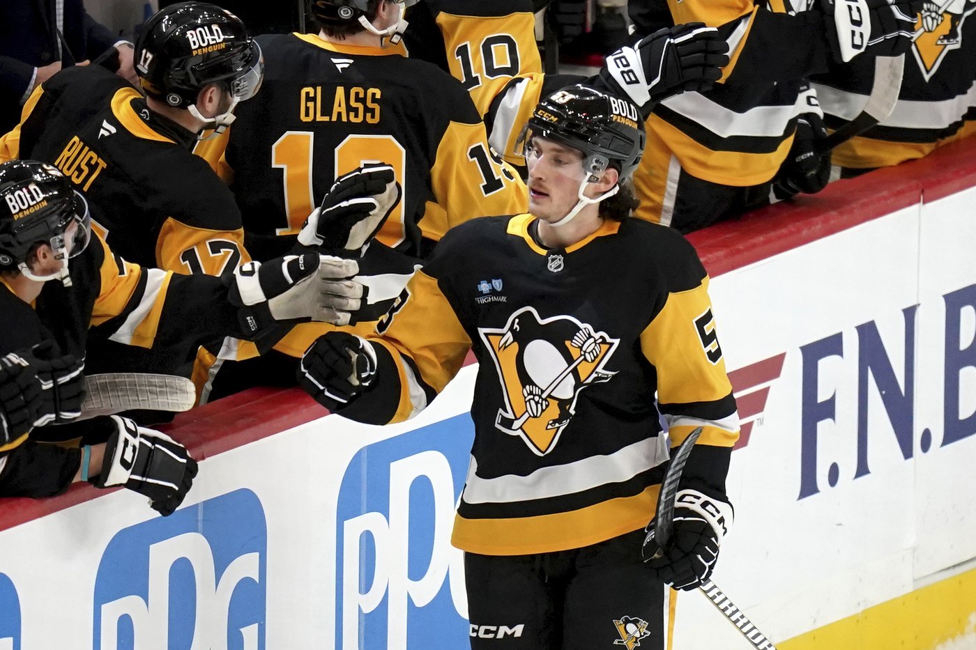 Crosby ties Lemieux's franchise assists record, leads Penguins past Flyers 7-3 | iNFOnews.ca