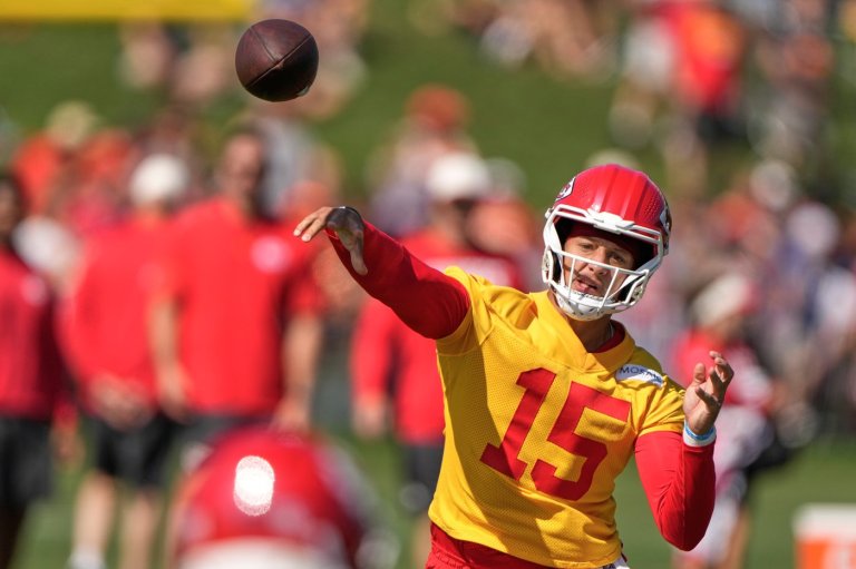 Chiefs coach Andy Reid hints Patrick Mahomes may sit out entire Chiefs preseason after knee surgery | iNFOnews.ca