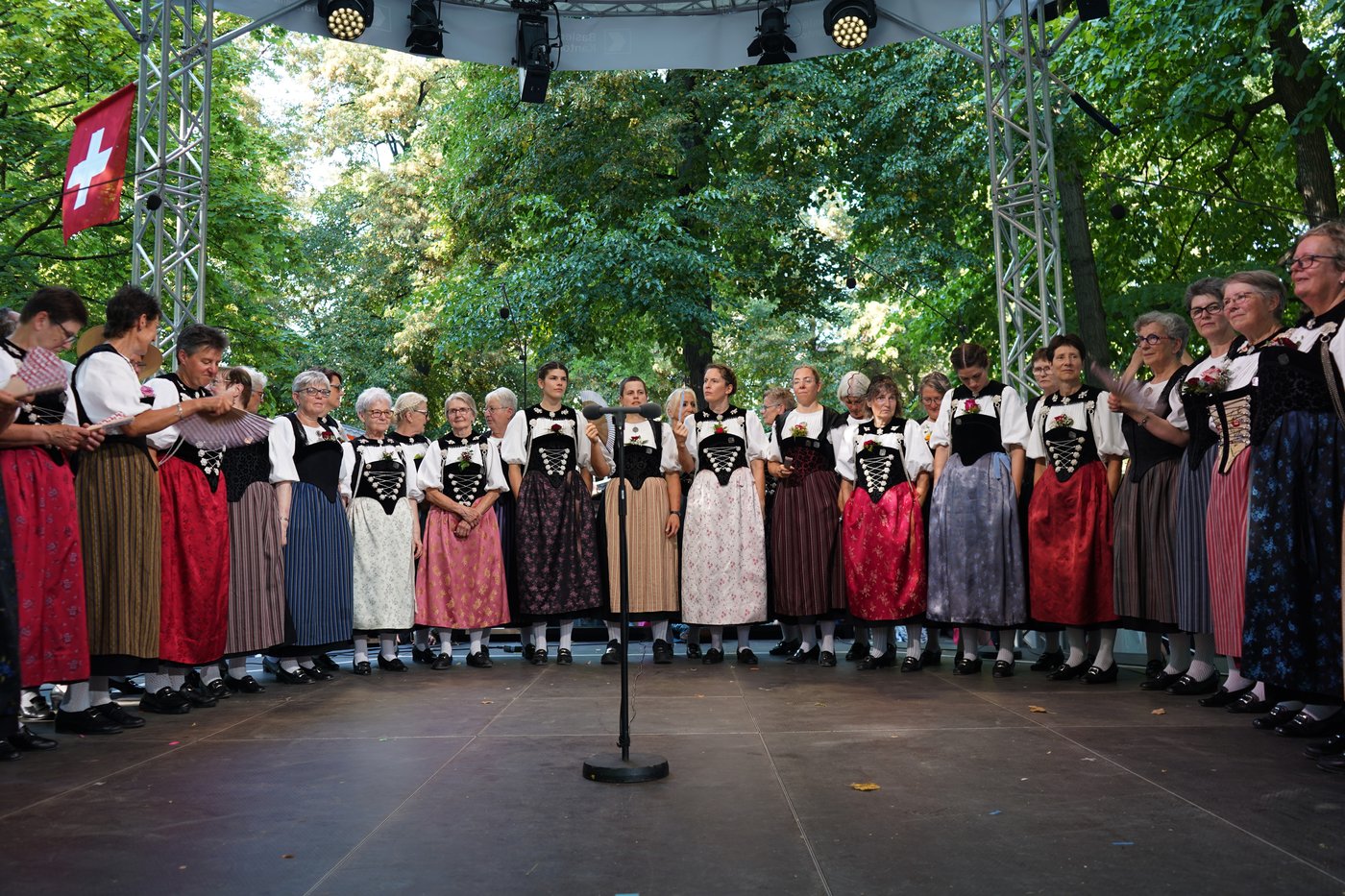Heat forces yodelers at annual Swiss festival to sing in fountains | iNFOnews.ca Heat forces yodelers at annual Swiss festival to sing in fountains | iNFOnews.ca