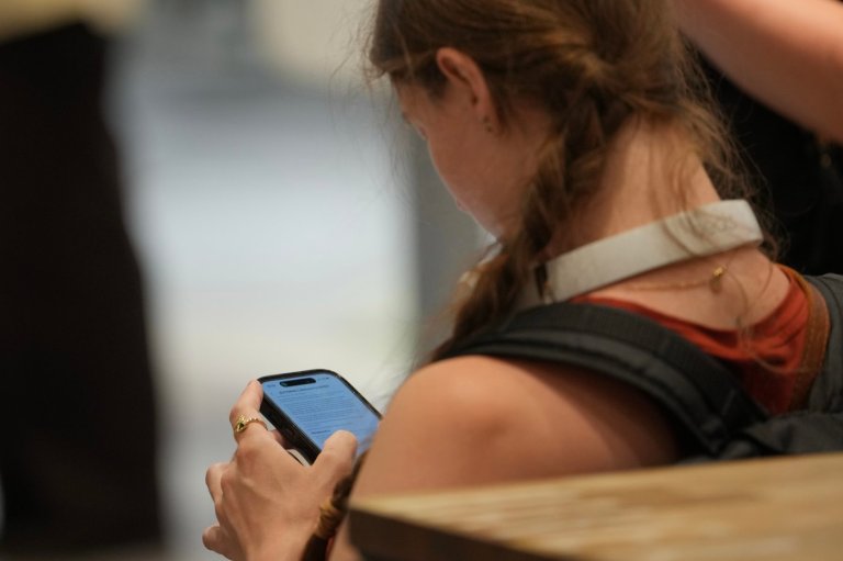 Ottawa wants to block kids from social media. How would age verification work? | iNFOnews.ca