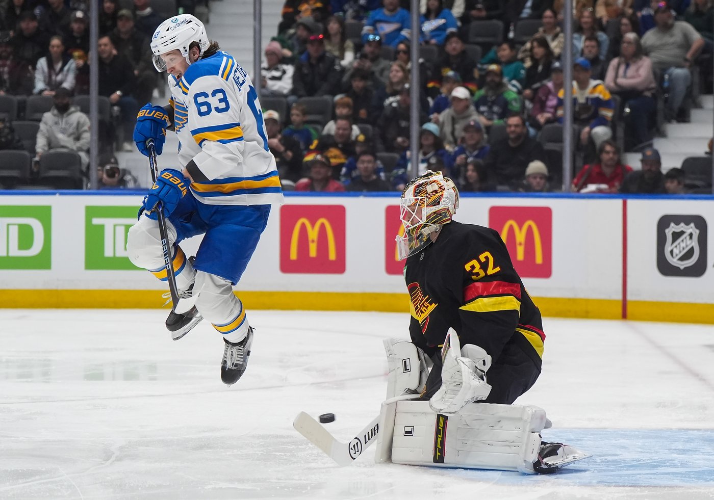 Blues keep playoff hopes alive by beating struggling Canucks 3-1 | iNFOnews.ca
