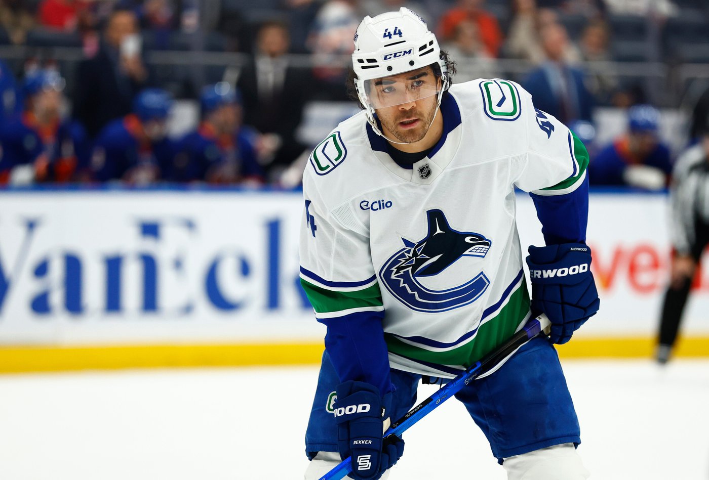 Kiefer Sherwood has hat trick as Canucks beat Islanders 4-1 for 3rd straight win | iNFOnews.ca