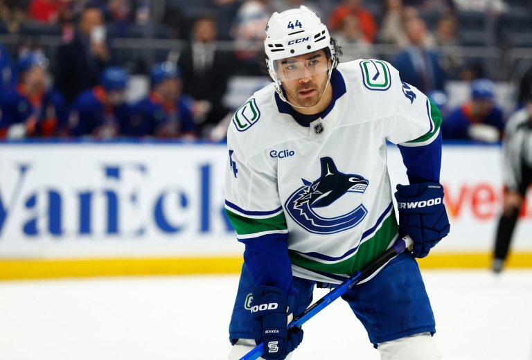 Kiefer Sherwood has hat trick as Canucks beat Islanders 4-1 for 3rd straight win | iNFOnews.ca