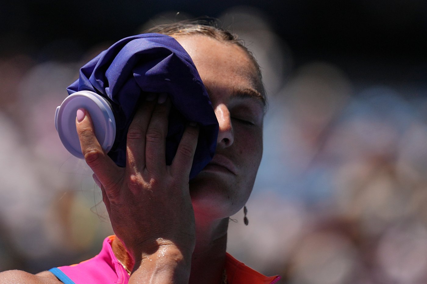 Spectators and players try to cool down during Australian Open heatwave | iNFOnews.ca