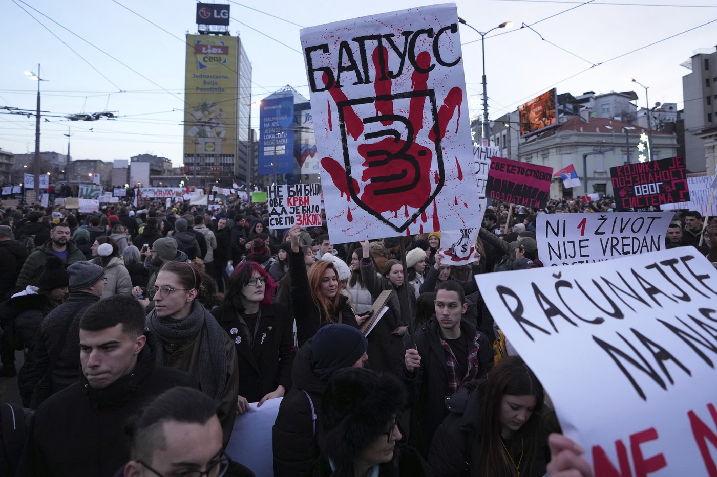 Thousands stream into Belgrade square to protest against populist Serbian president | iNFOnews.ca