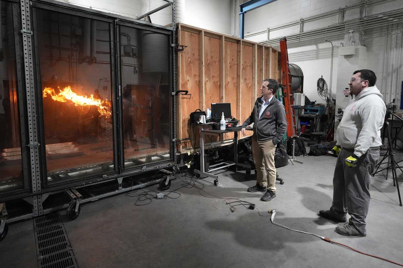 Fire tornadoes pose a threat in California. A fire lab shows how they work | iNFOnews.ca Fire tornadoes pose a threat in California. A fire lab shows how they work | iNFOnews.ca