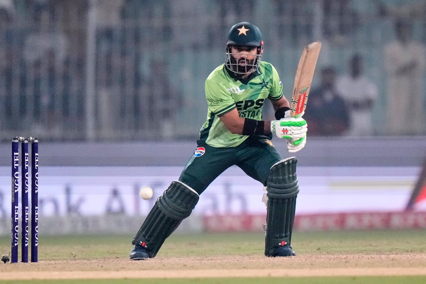 Pakistan tail hangs on to beat spirited South Africa by 2 wickets in ODI series opener | iNFOnews.ca