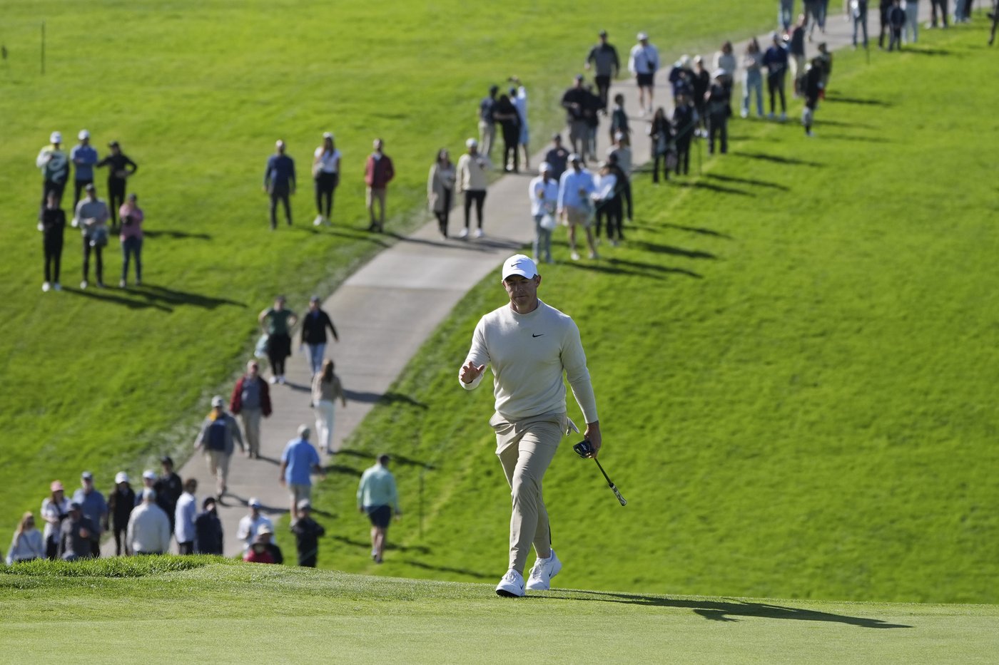 Rodgers grabs lead at Torrey Pines as Scheffler, McIlroy falter | iNFOnews.ca