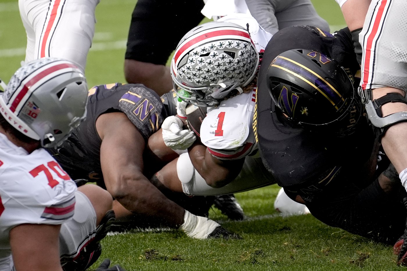 Will Howard helps No. 2 Ohio State rout Northwestern 31-7 at Wrigley Field | iNFOnews.ca