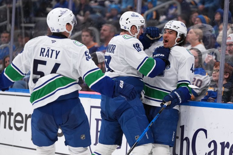 Sherwood has hat trick, DeBrusk scores in shootout as Canucks beat Blues 4-3 | iNFOnews.ca Sherwood has hat trick, DeBrusk scores in shootout as Canucks beat Blues 4-3 | iNFOnews.ca