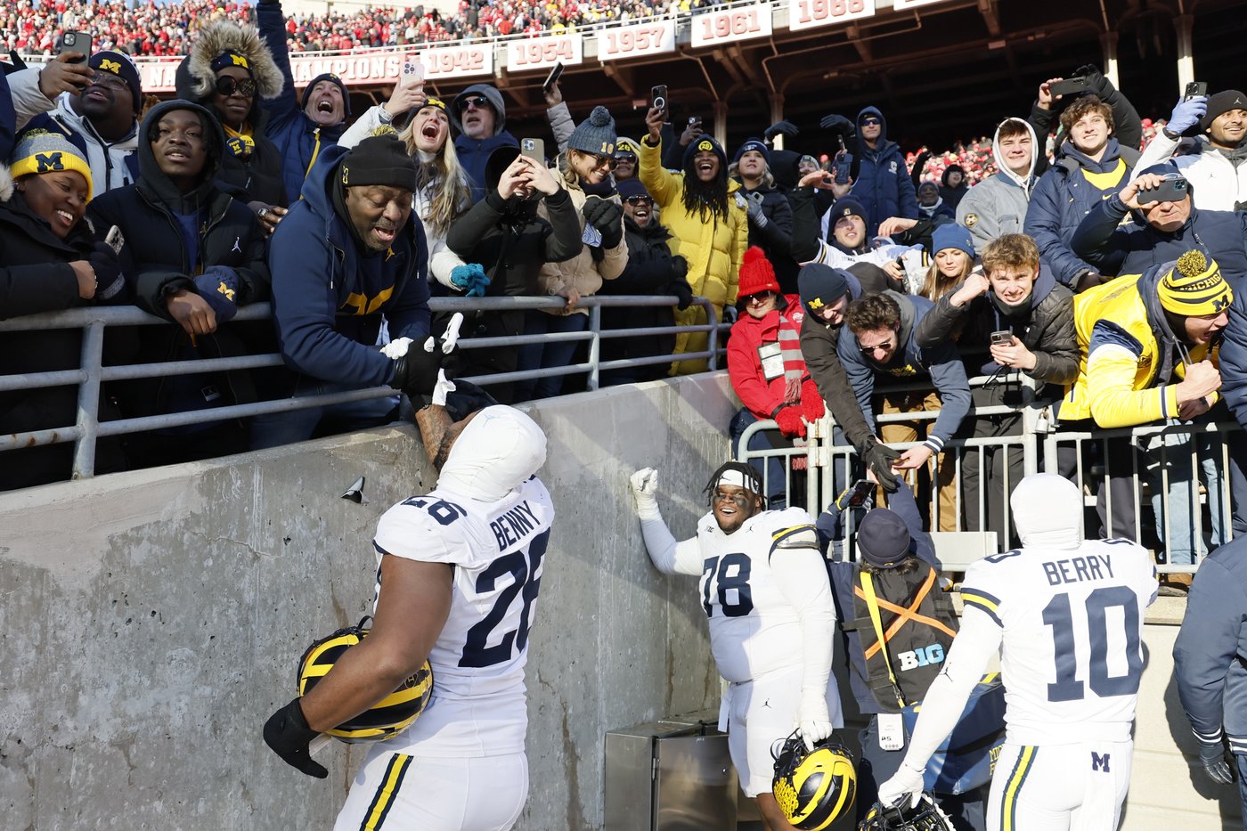 Michigan, Ohio State players brawl after Wolverines beat No. 2 Buckeyes. Police use pepper spray | iNFOnews.ca Michigan, Ohio State players brawl after Wolverines beat No. 2 Buckeyes. Police use pepper spray | iNFOnews.ca