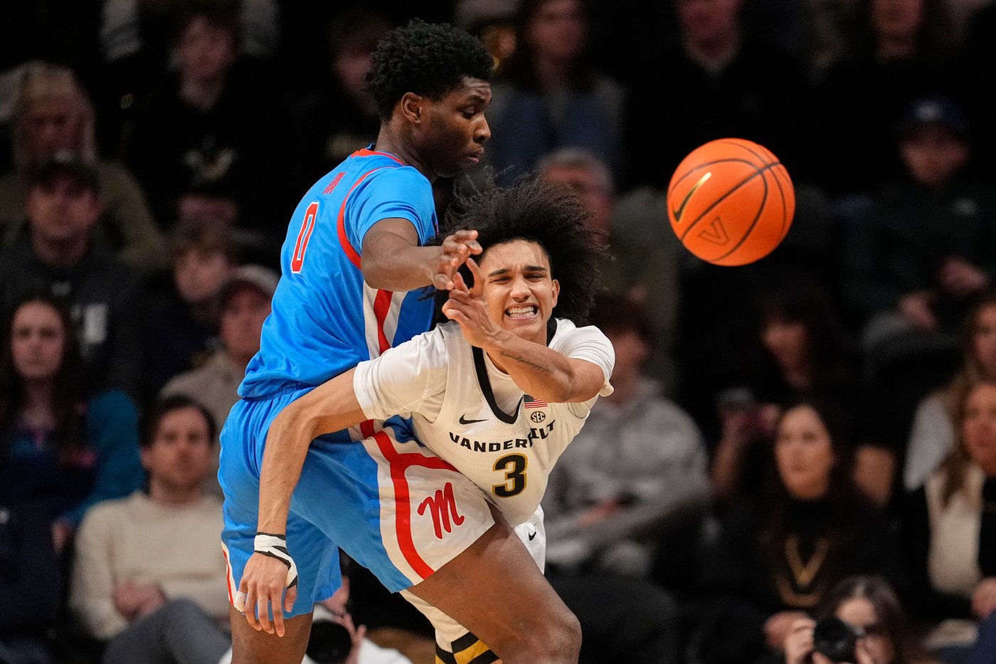 No. 18 Vanderbilt survives Ole Miss 71-68 in game moved because of storm | iNFOnews.ca
