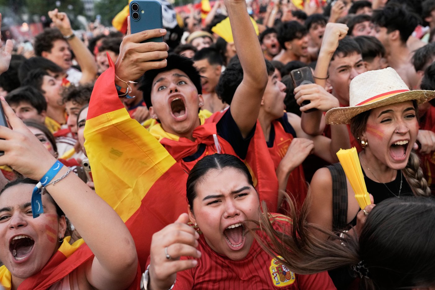 Soccer fans around the world watch the World Cup, in photos | iNFOnews.ca