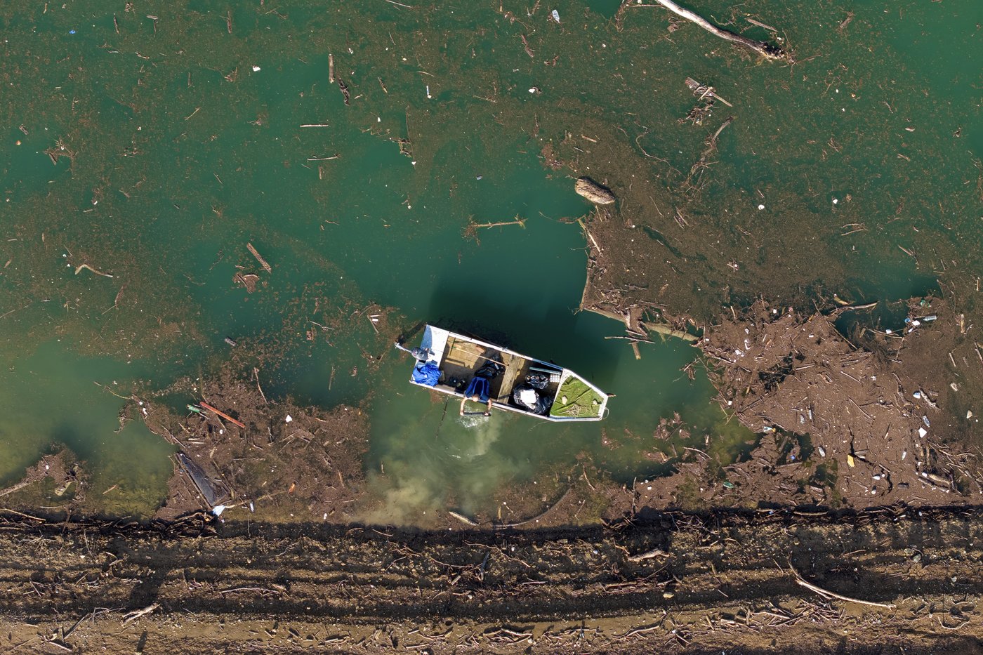 Residents and activists in central Bosnia clean up a lake after massive floods | iNFOnews.ca