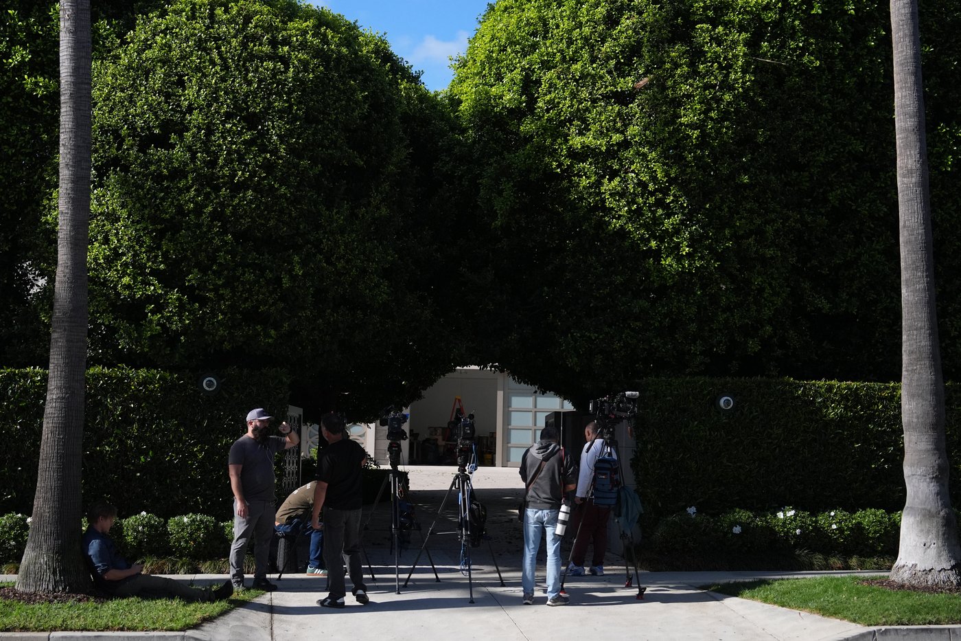 AP sources: Federal agents search Beverly Hills mansion in investigation of ex-Rep. Eric Swalwell | iNFOnews.ca
