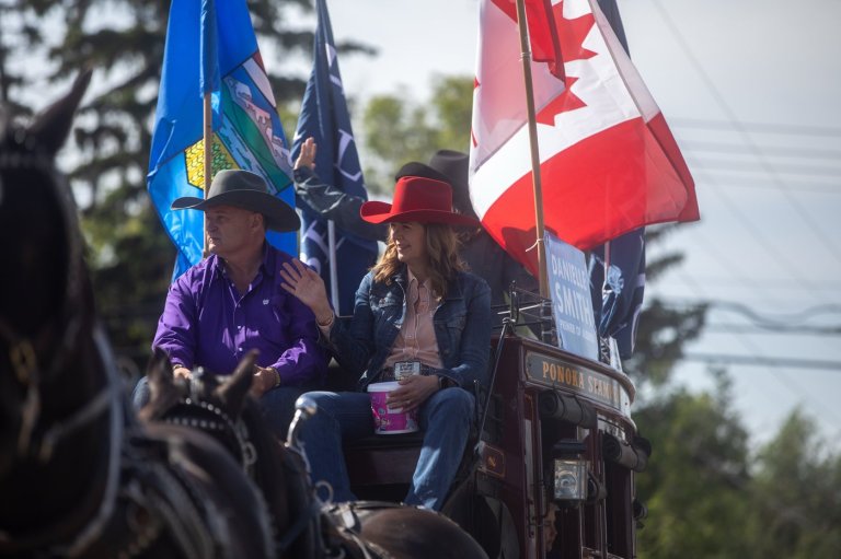 Canada, Alberta flags fly high at town parade during separatism debate | iNFOnews.ca