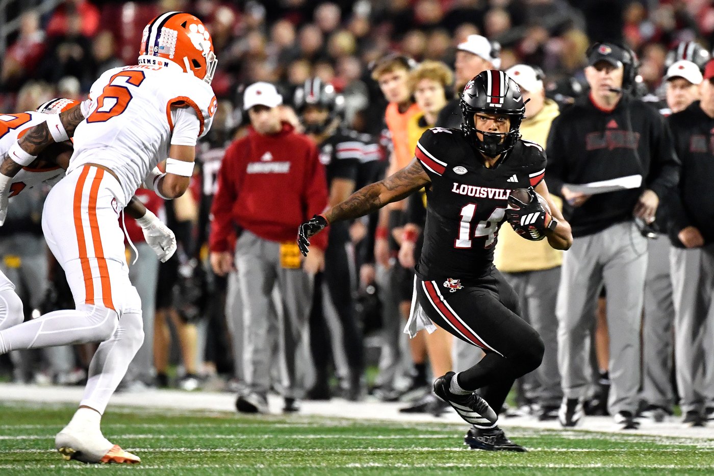 Clemson sneaks past Louisville 20-19 despite botched punt snap and goal-line stand | iNFOnews.ca