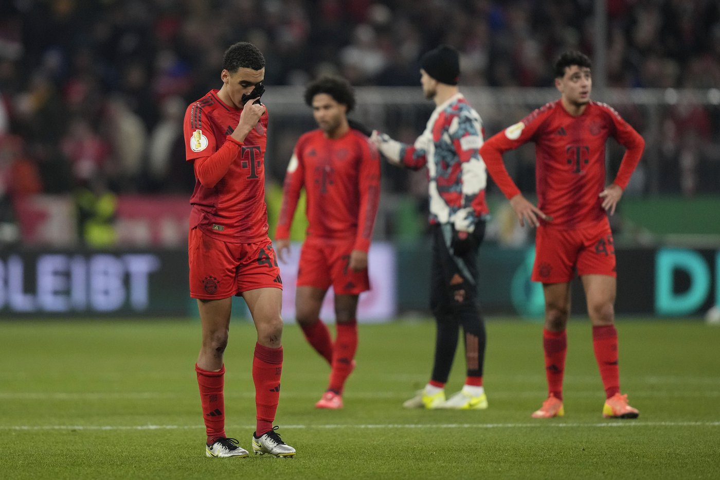 Neuer gets sent off for 1st time and Bayern Munich exits German Cup early again | iNFOnews.ca