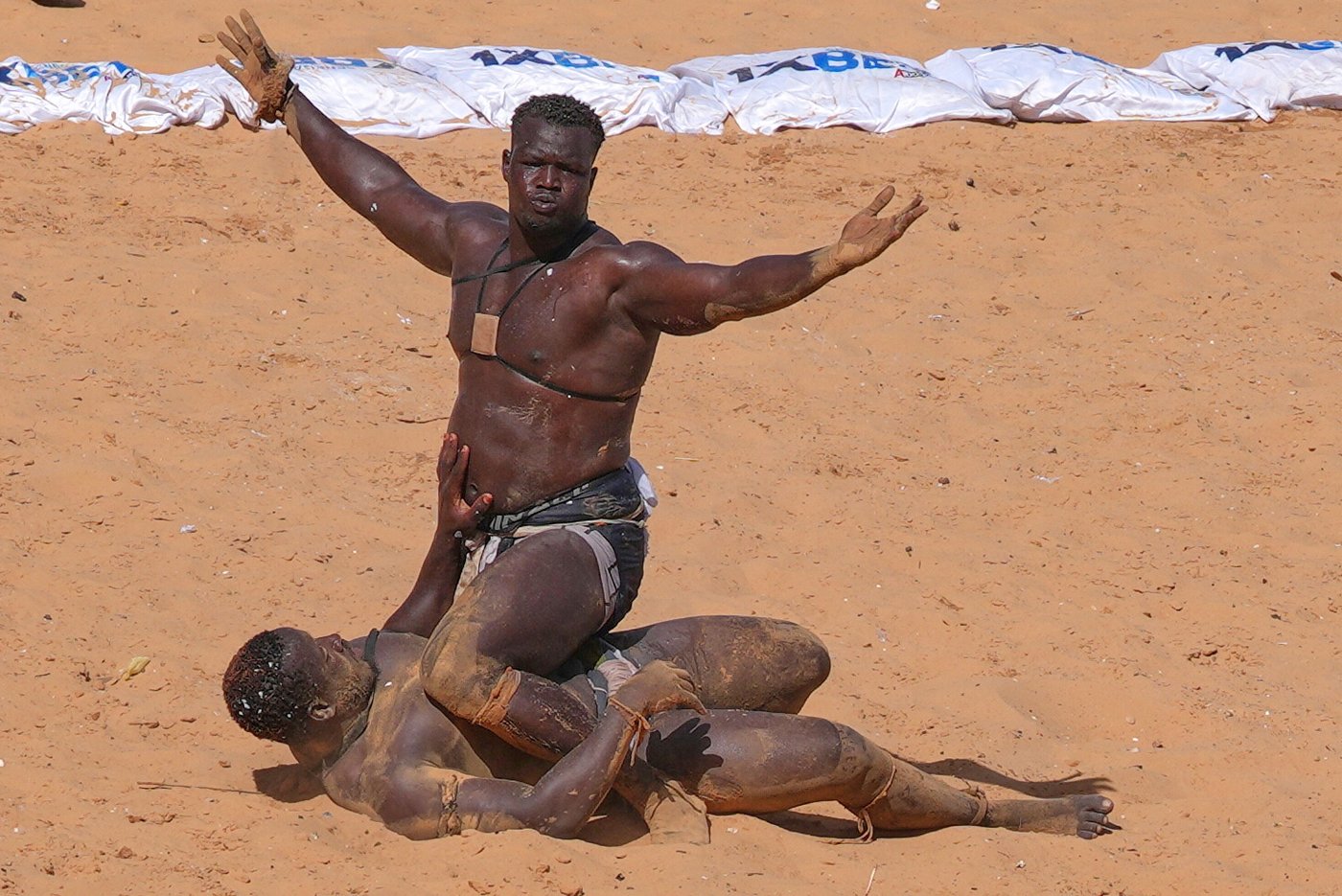 In Senegal’s wrestling arenas, rituals share the spotlight with the fight, in photos | iNFOnews.ca