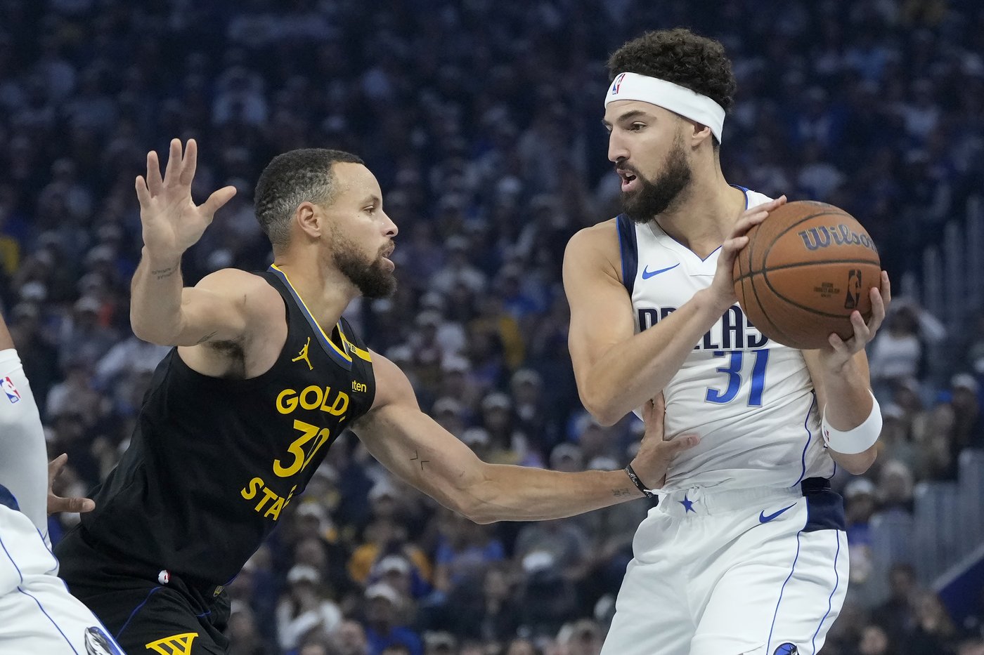 Klay Thompson returns to cheers from some 400 Warriors employees | iNFOnews.ca Klay Thompson returns to cheers from some 400 Warriors employees | iNFOnews.ca