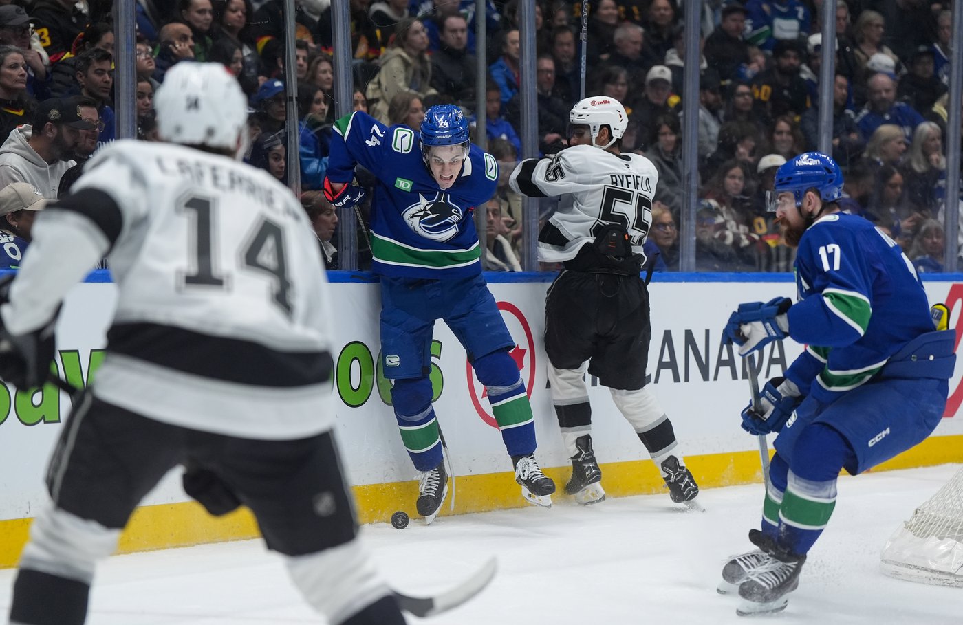 Vancouver Canucks coming together on and off the ice late in troubled season | iNFOnews.ca