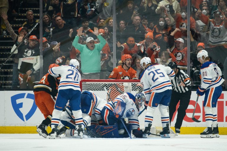 Poehling scores early in OT, Ducks push Oilers to the brink with 4-3 win in Game 4 | iNFOnews.ca