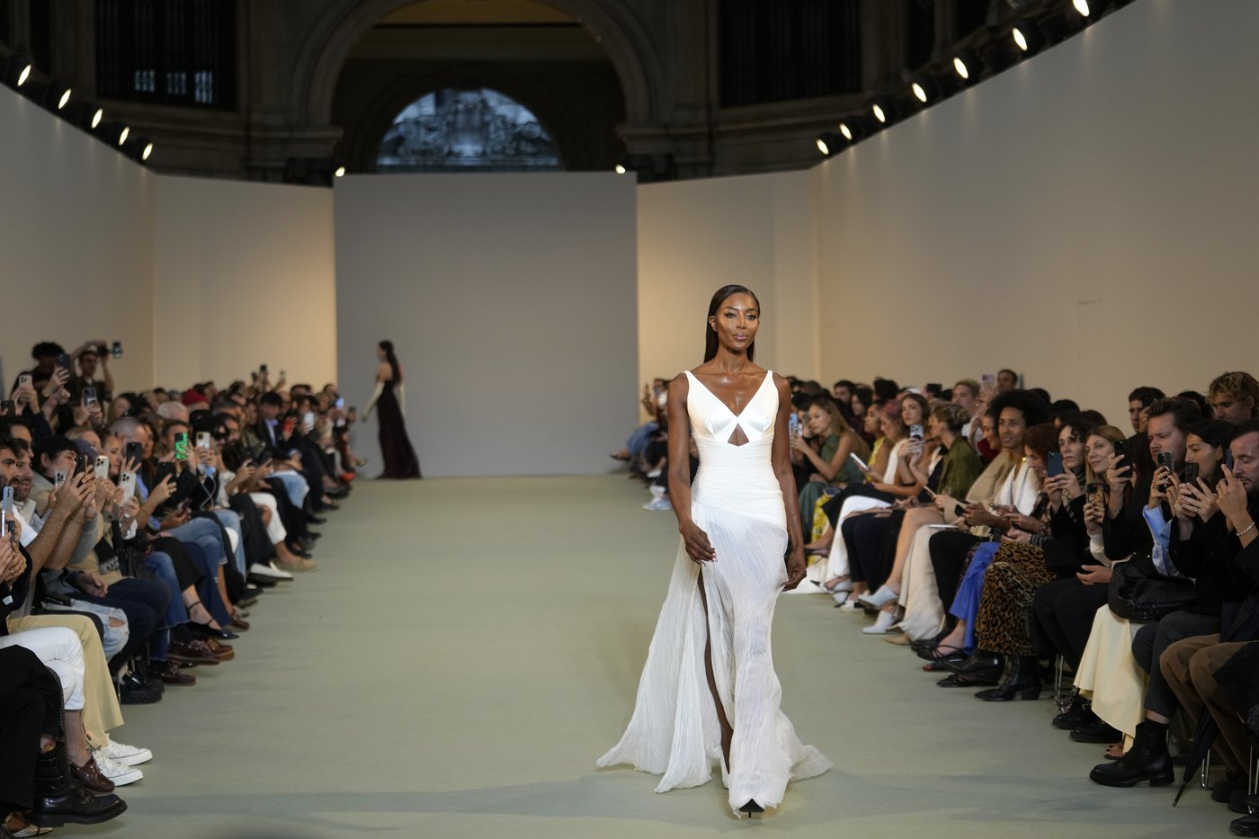 Supermodels from the 1990s and 2000s pay sizzling homage to Roberto Cavalli in vintage dresses | iNFOnews.ca Supermodels from the 1990s and 2000s pay sizzling homage to Roberto Cavalli in vintage dresses | iNFOnews.ca
