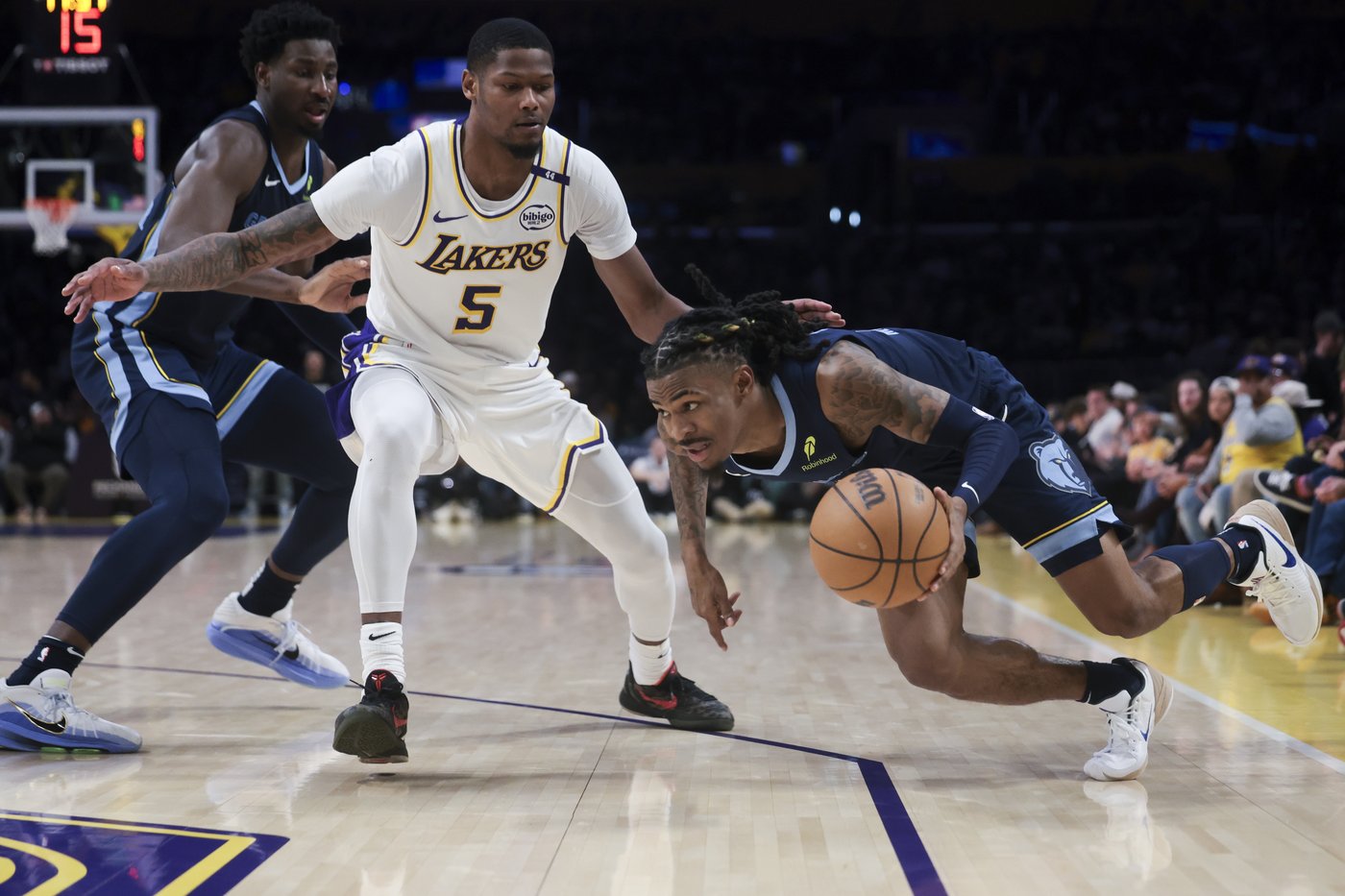 Anthony Davis scores 40 points, LeBron James has 18 in return to help Lakers beat Grizzlies, 116-110 | iNFOnews.ca