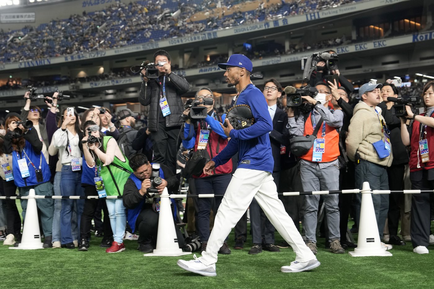 Dodgers star Mookie Betts returns to US to recuperate from illness, will miss 2 games in Japan | iNFOnews.ca Dodgers star Mookie Betts returns to US to recuperate from illness, will miss 2 games in Japan | iNFOnews.ca