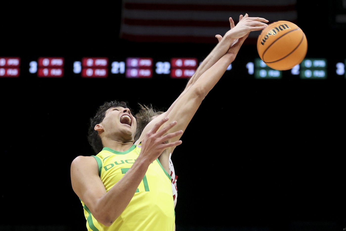 Nate Bittle's putback with 4.4 seconds left gives Oregon 83-81 win over No. 9 Alabama | iNFOnews.ca