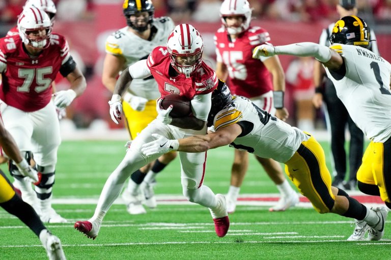 Wisconsin loses running back Dilin Jones and center Jake Renfro for the rest of the season | iNFOnews.ca