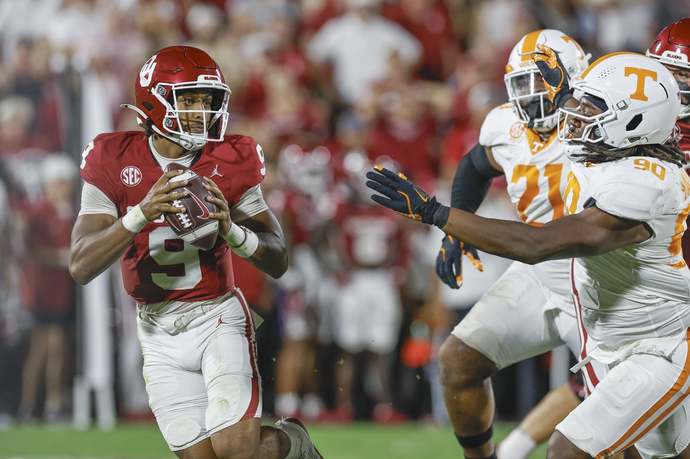 Oklahoma QB situation uncertain after Arnold struggles, Hawkins sparks in loss to Tennessee | iNFOnews.ca
