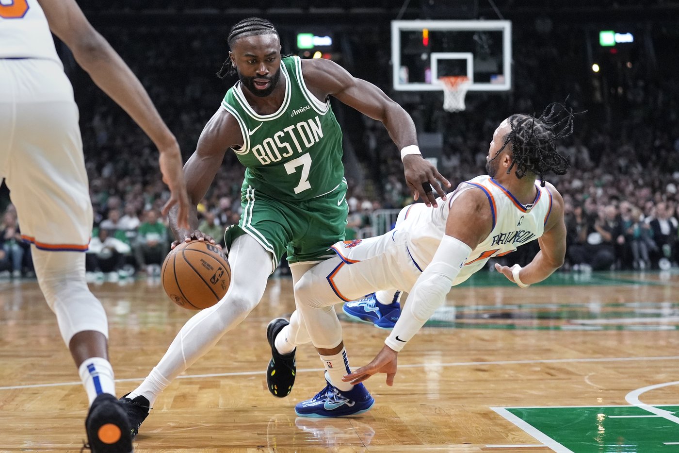 Celtics celebrate 18th NBA title with banner, rings and call from Tatum: 'Let's do it again.' | iNFOnews.ca