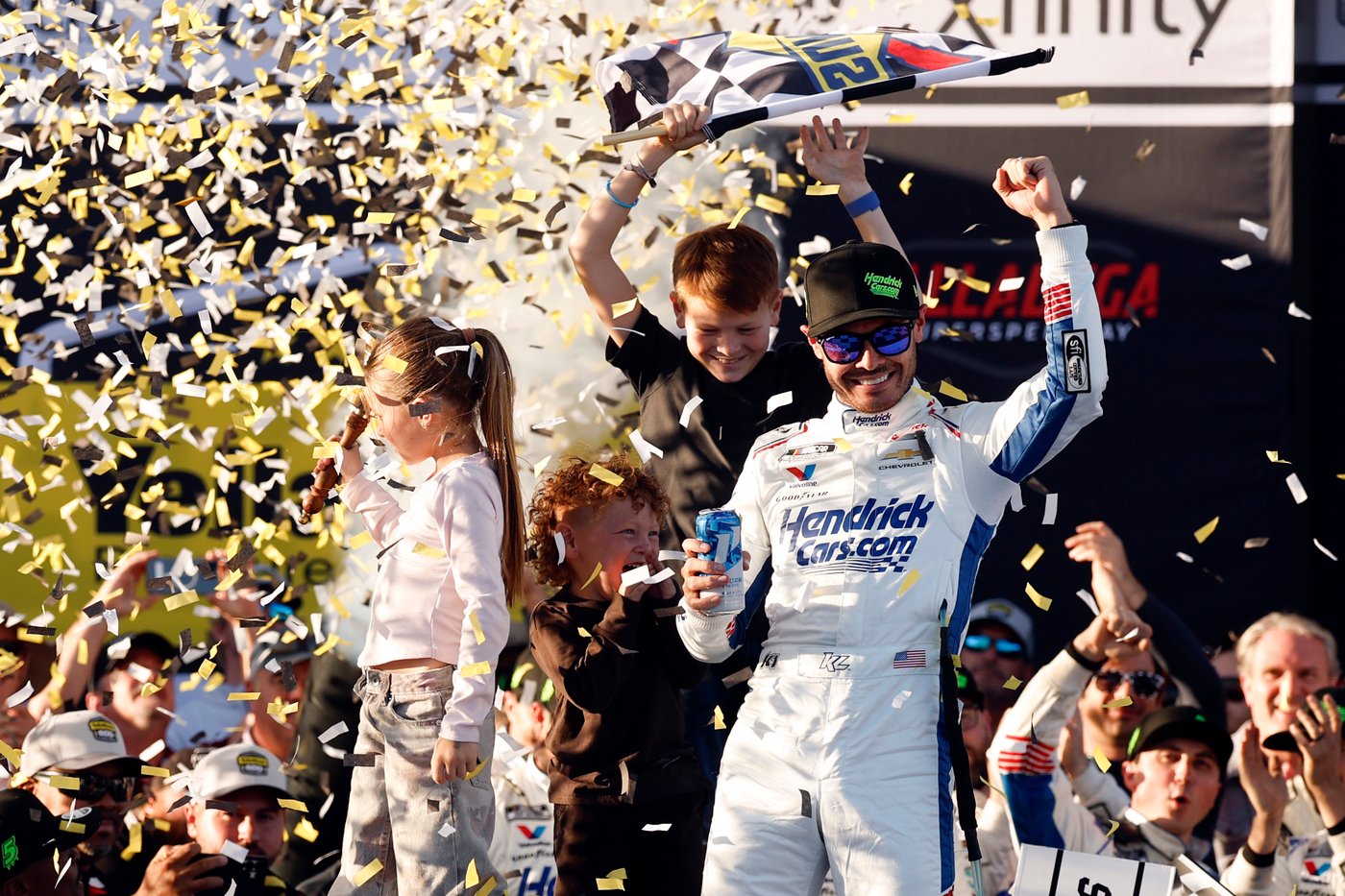 Chase leader Kyle Larson has easier path to 3rd NASCAR championship after surviving Talladega chaos | iNFOnews.ca
