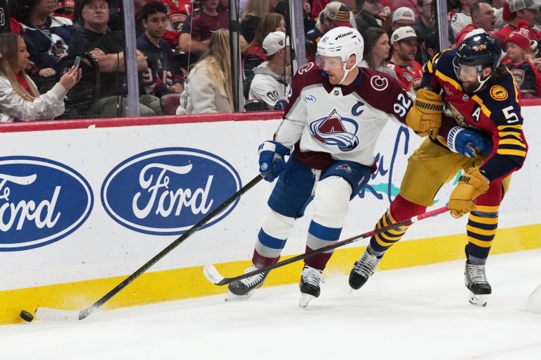 Gabriel Landeskog injured in Avalanche's game against Florida, needs help getting off ice | iNFOnews.ca