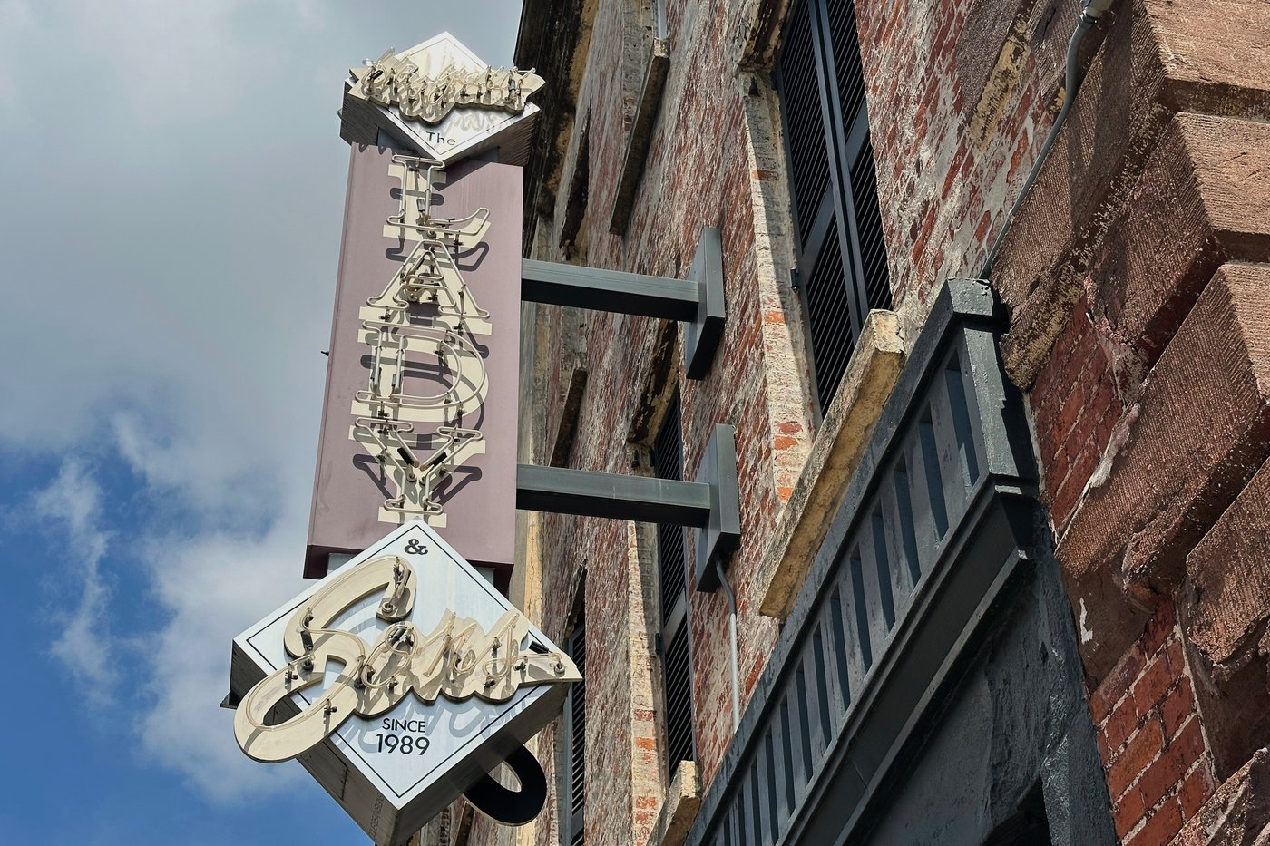 Paula Deen has abruptly closed the Savannah restaurant that launched her to Food Network fame | iNFOnews.ca