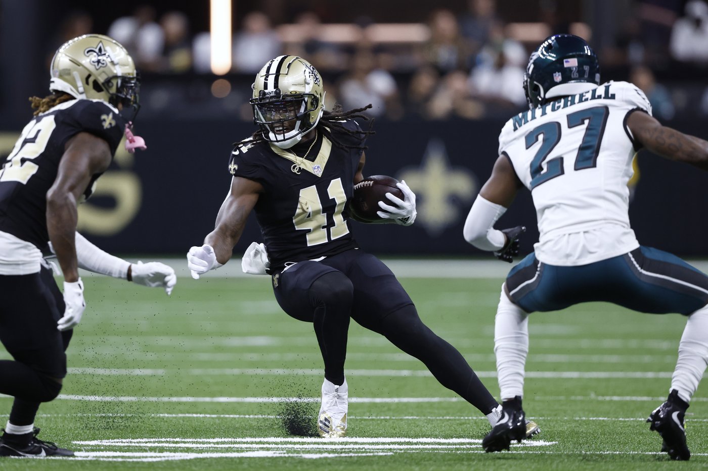 Saints' offense stalls out during a punishing clash with the Eagles | iNFOnews.ca
