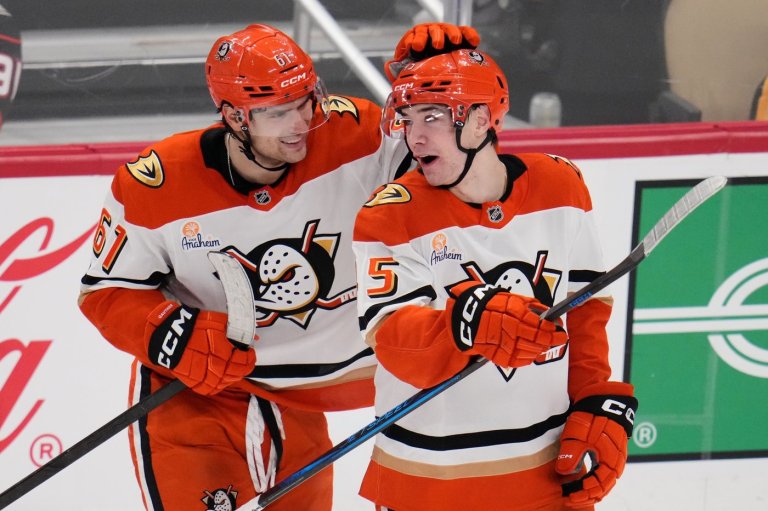 Sennecke's buzzer beater forces OT and Ducks slip by Penguins 4-3 | iNFOnews.ca