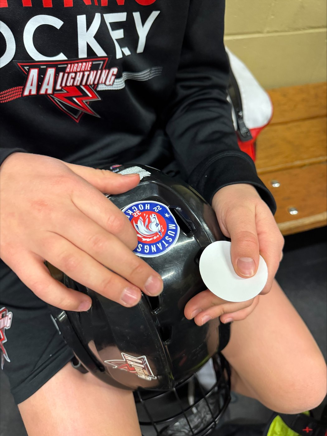 Alberta hockey players wear, share stickers memorializing car crash casualties | iNFOnews.ca Alberta hockey players wear, share stickers memorializing car crash casualties | iNFOnews.ca