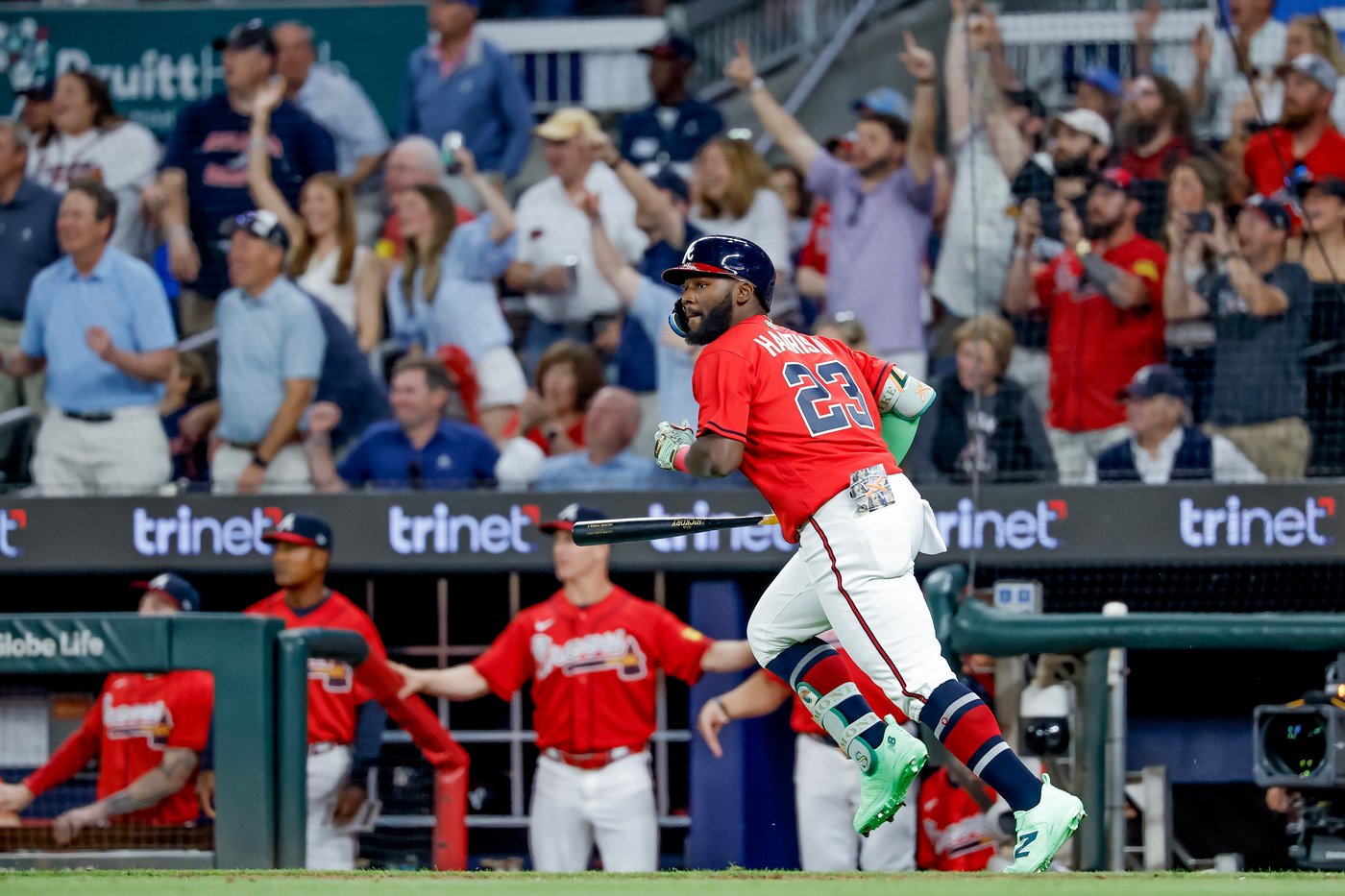 Harris delivers as a pinch-hitter for the Braves, leading 5-3 win over slumping Phillies | iNFOnews.ca