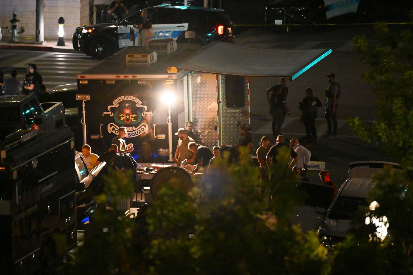 Police locked in negotiations with man in Bakersfield holding hostages | iNFOnews.ca Police locked in negotiations with man in Bakersfield holding hostages | iNFOnews.ca
