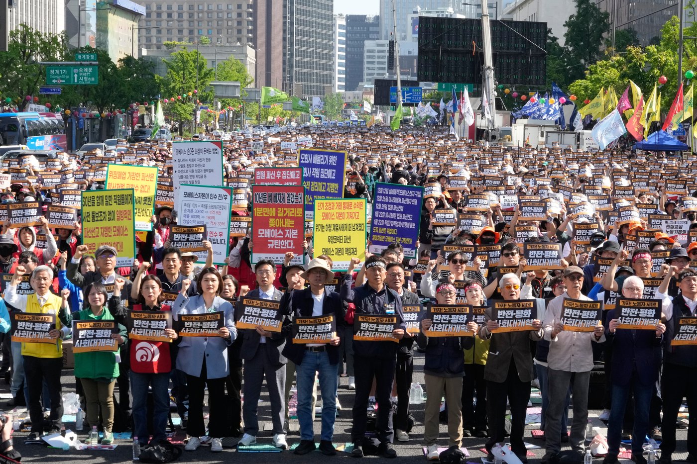 Workers around the world demonstrate on May Day, in photos | iNFOnews.ca