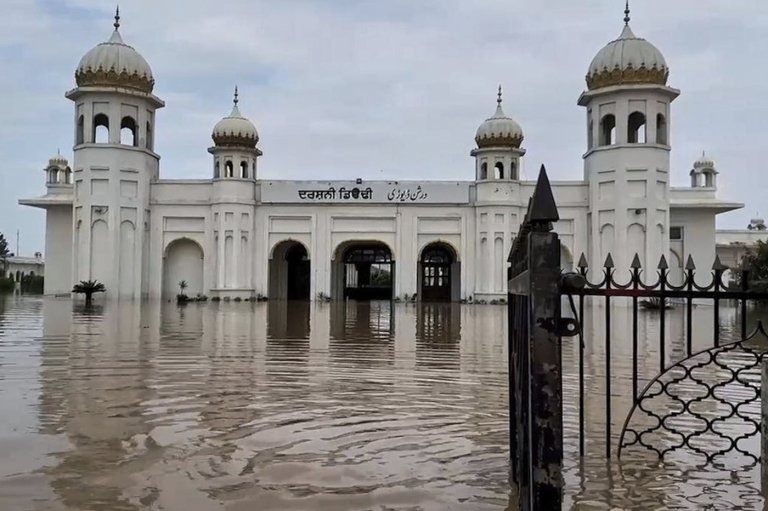 Sikh leaders urge India to lift ban on pilgrims traveling to Pakistan shrine | iNFOnews.ca