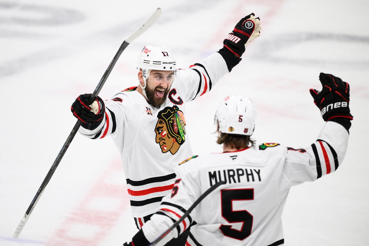 Moore and Murphy help the Blackhawks beat the Blues 7-3 for their 4th straight win | iNFOnews.ca