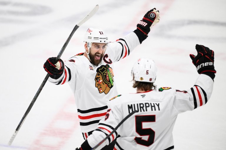 Moore and Murphy help the Blackhawks beat the Blues 7-3 for their 4th straight win | iNFOnews.ca