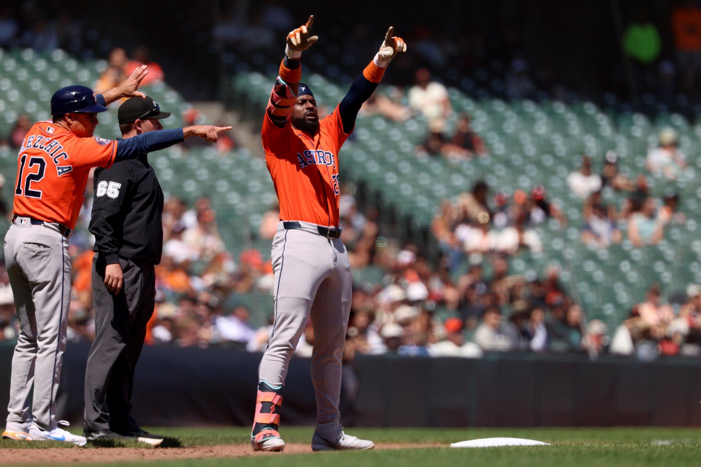 Allen hits go-ahead sacrifice fly, Houston bullpen allows just a run as Astros beat Giants 2-1 | iNFOnews.ca