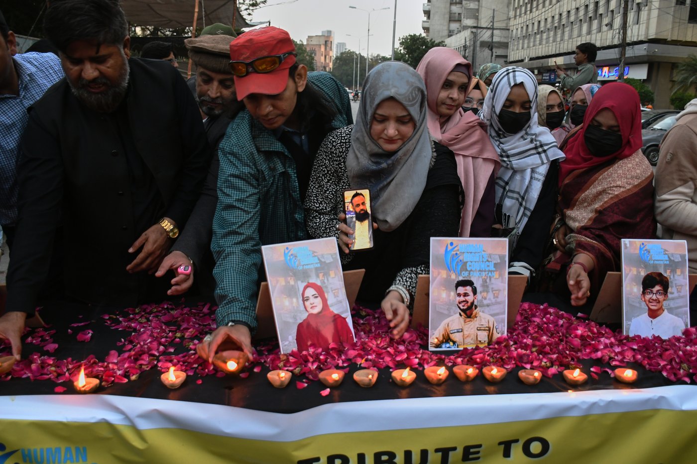 Death toll in Pakistan shopping plaza fire rises to 67, officials say | iNFOnews.ca Death toll in Pakistan shopping plaza fire rises to 67, officials say | iNFOnews.ca
